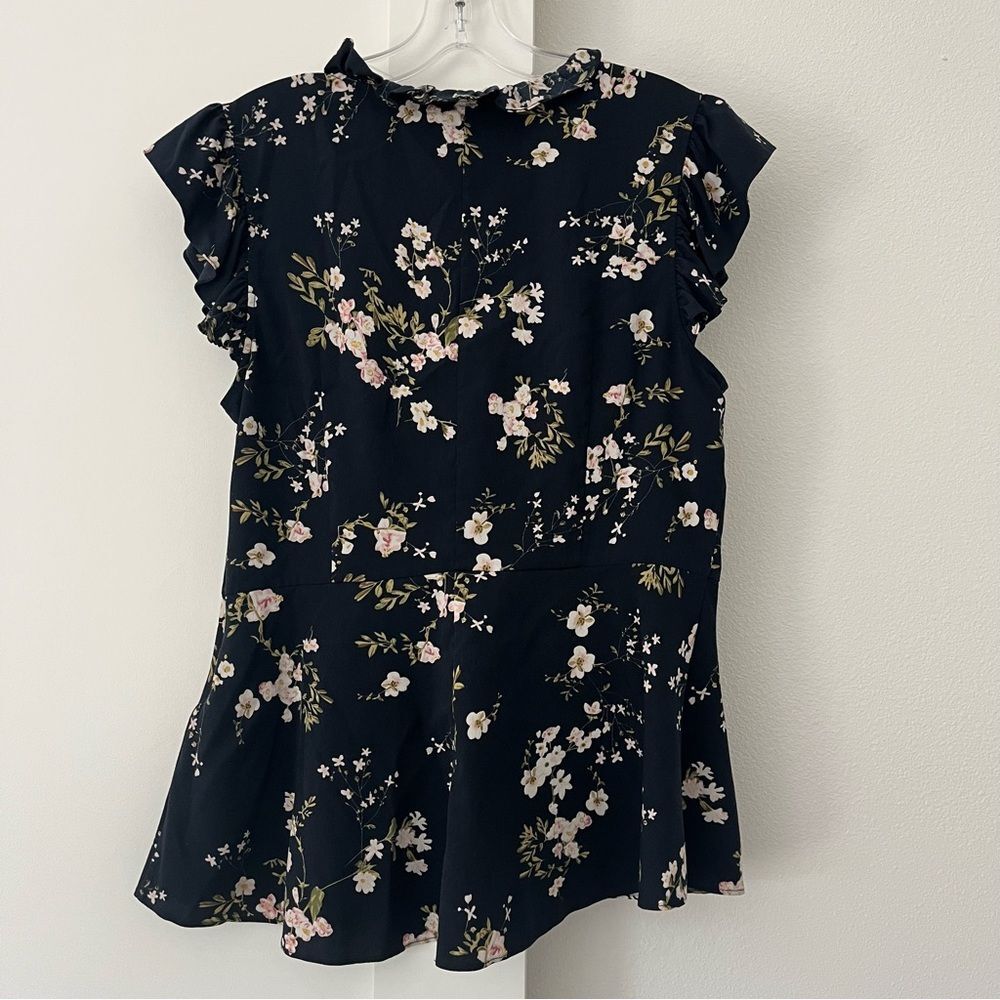 Tome NYC Lilian Navy Floral Flutter Sleeve V Neck Top Blouse - Picture 9 of 10